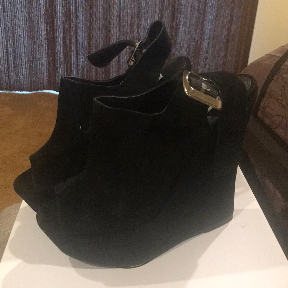 Shoes - Picture 2 of 3